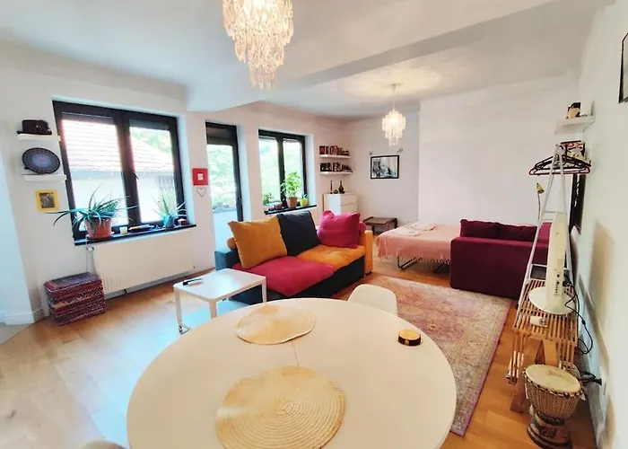 Апартаменты Old Town Bohemian With Garden View Balcony Бухарест